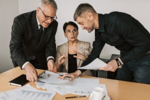 Equipo gerencial analizando opciones de software en una reunión