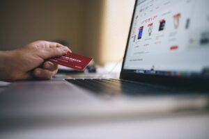 Persona comprando en línea mientras un asistente de IA procesa datos de productos