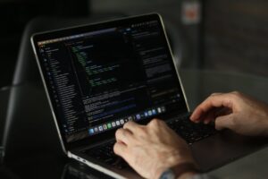 Pantalla de computador con código mientras una persona desarrolla una aplicación