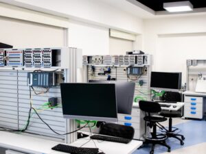 Equipo de trabajo analizando procesos automatizados con inteligencia artificial