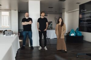 Equipo de una empresa analizando datos de un proyecto de IA en una pantalla