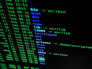 Profesional revisando seguridad de datos en una empresa que adopta inteligencia artificial