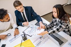 Equipo gerencial analizando métricas de retorno de inversión en IA