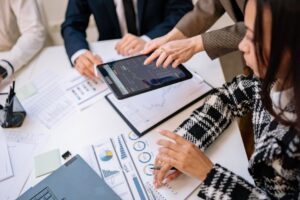 Equipo gerencial analizando datos de negocio en una reunión