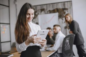 Equipo de una empresa mediana revisando procesos automatizados en pantallas