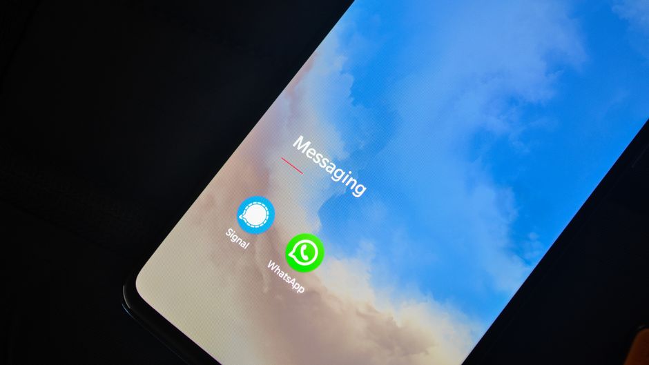Persona usando WhatsApp en el celular para vender productos de su pyme