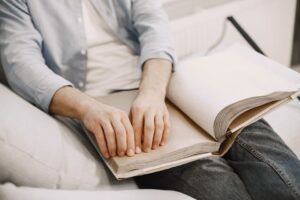 Persona navegando un sitio web con herramientas de accesibilidad en un computador