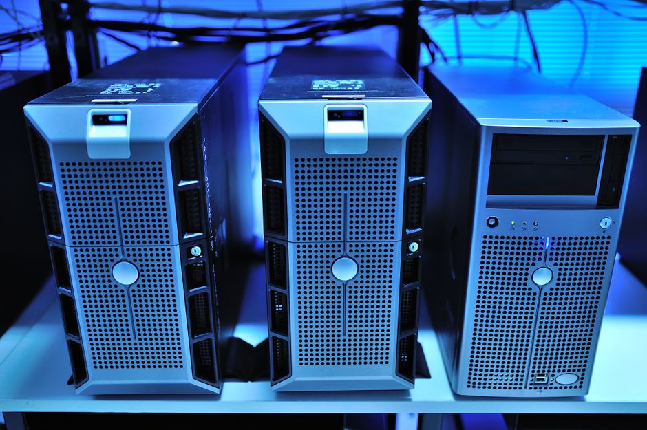 Pasillo de un centro de datos con racks de servidores iluminados